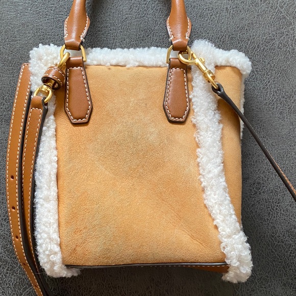 Tory Burch Blake mini shearling tote bag - Picture 5 of 10